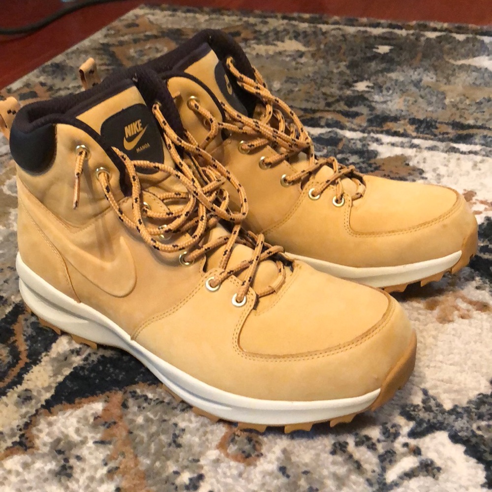 Nike Manoa